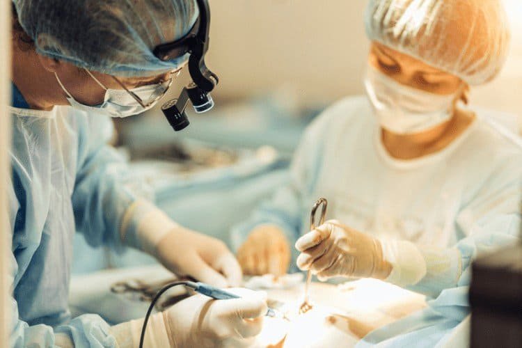 Operacja oszczędzająca pierś i mastektomia w chirurgicznym leczeniu raka sutka